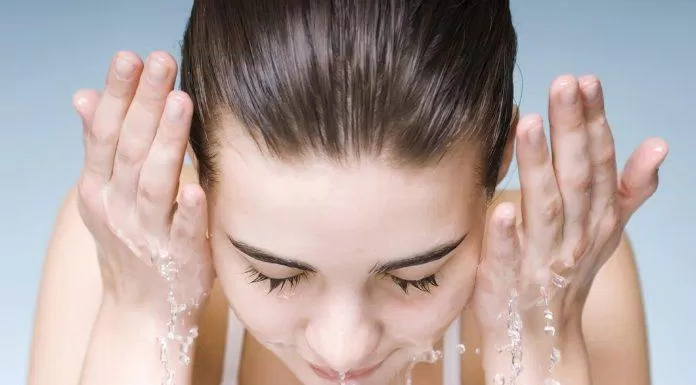 Hạn chế rửa mặt quá nhiều lần trong ngày có thể làm da trở nên tệ hơn ( Nguồn: internet)
