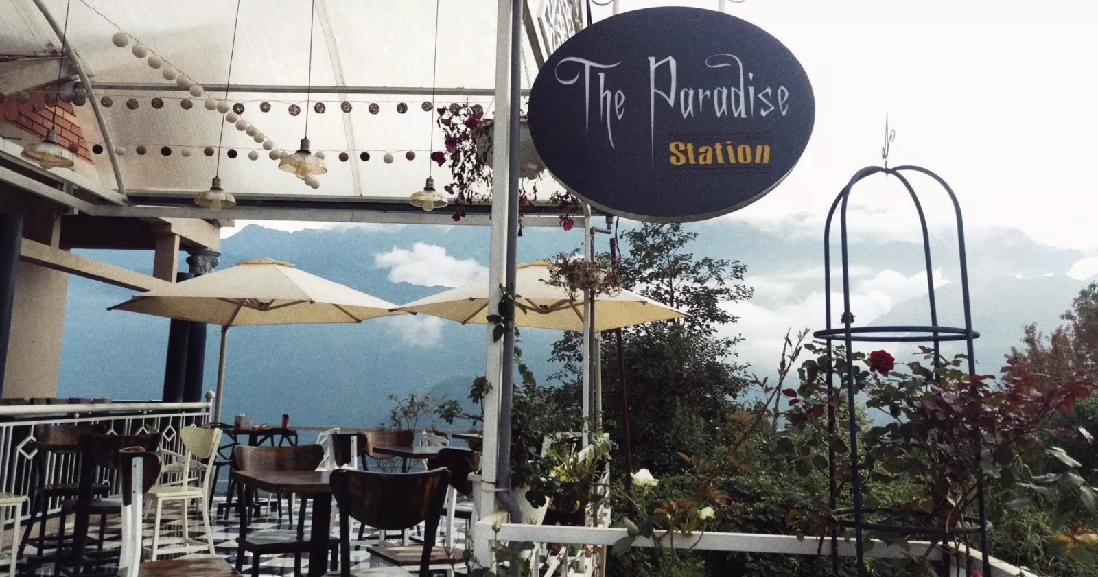 Quang cảnh khu vực bên ngoài quán