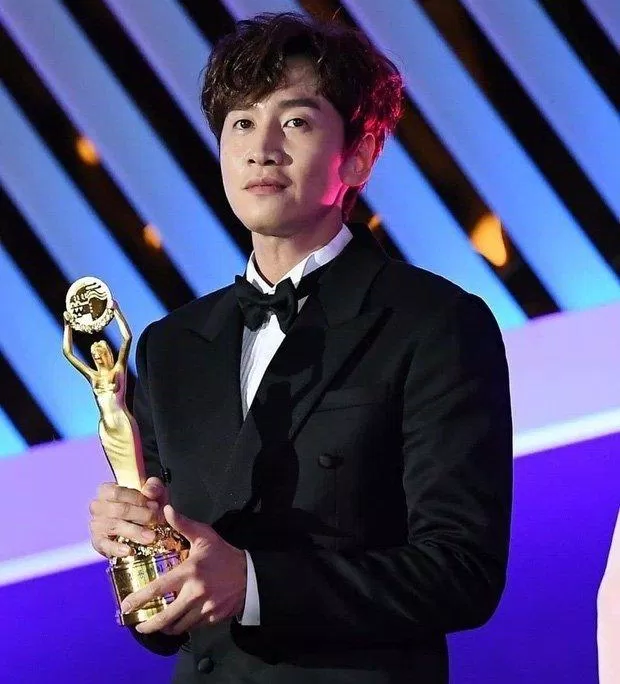 Kwang Soo luôn là người đi đầu trong việc giúp đỡ khách mời hòa nhập với chương trình. ( Ảnh : Internet). Kwang Soo luôn là người đi đầu trong việc giúp đỡ khách mời hòa nhập với chương trình. ( Ảnh : Internet).