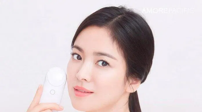 Cô cũng đại diện cho thiết bị làm đẹp thuộc tập đoàn Amore Pacific (Nguồn: Internet) Cô cũng đại diện cho thiết bị làm đẹp thuộc tập đoàn Amore Pacific (Nguồn: Internet)
