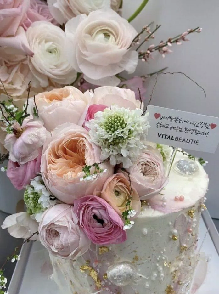 Hoa và bánh Vital Beautie gửi đến Song Hye Kyo, người hâm mộ đang mong chờ những bộ ảnh quảng bá của cô cho Vital Beautie (Nguồn: Internet)