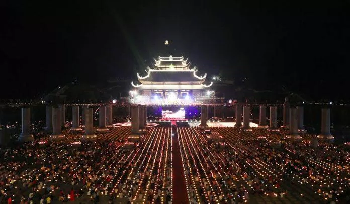 Hàng nghìn Phật tử dâng lễ hoa đăng ở chùa Tam Chúc. (Ảnh: internet)