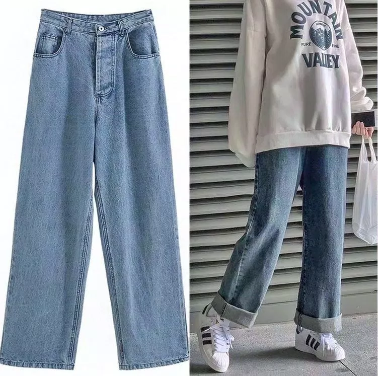 Quần jean ống rộng xắn gấu mix với sneaker (Nguồn: BlogAnchoi) Quần jean ống rộng xắn gấu mix với sneaker (Nguồn: BlogAnchoi)