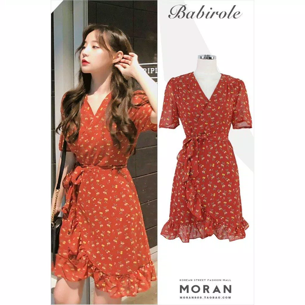 Nổi bật với phần cổ chữ V và chân váy bèo nhún (Nguồn: BlogAnChoi) Nổi bật với phần cổ chữ V và chân váy bèo nhún (Nguồn: BlogAnChoi)