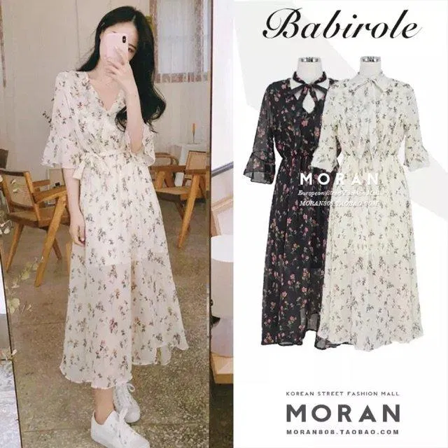 Váy hoa nhí với phần xiết eo nhẹ đi cùng sneaker trắng (Nguồn: BlogAnChoi) Váy hoa nhí với phần xiết eo nhẹ đi cùng sneaker trắng (Nguồn: BlogAnChoi)