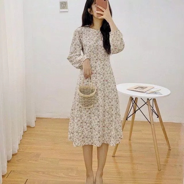 Nhẹ nhàng với váy hoa nhí tay dài (Nguồn: Internet) Nhẹ nhàng với váy hoa nhí tay dài (Nguồn: Internet)