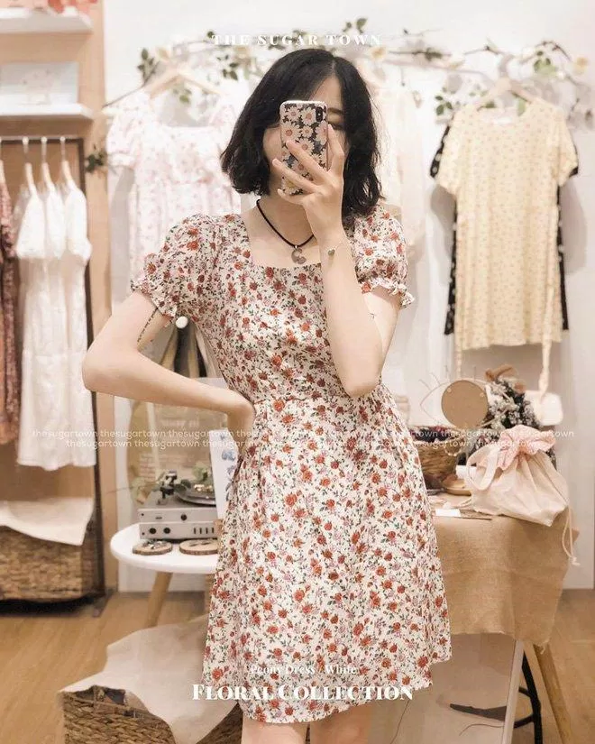 Váy hoa nhí cổ vuông xinh xắn (Nguồn: Internet) Váy hoa nhí cổ vuông xinh xắn (Nguồn: Internet)