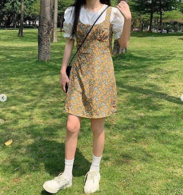 Thử ngay váy dây họa tiết hoa nhí (Nguồn: BlogAnChoi) Thử ngay váy dây họa tiết hoa nhí (Nguồn: BlogAnChoi)