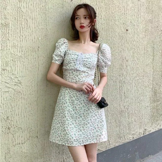 Điệu đà hơn khi kết hợp với túi nhỏ (nguồn: Internet) Điệu đà hơn khi kết hợp với túi nhỏ (nguồn: Internet)