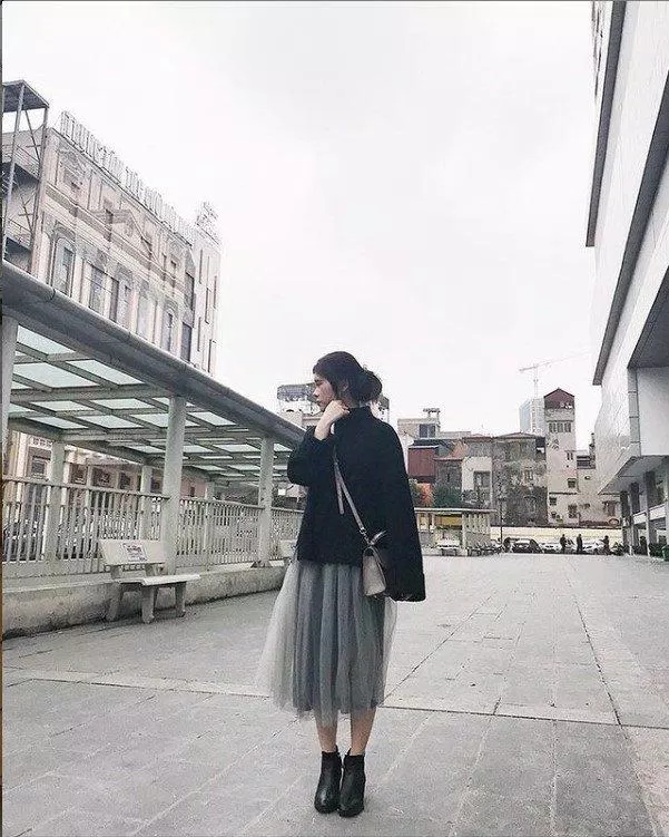 Váy tulle phối với áo sweater (Nguồn: BlogAnChoi) Váy tulle phối với áo sweater (Nguồn: BlogAnChoi)