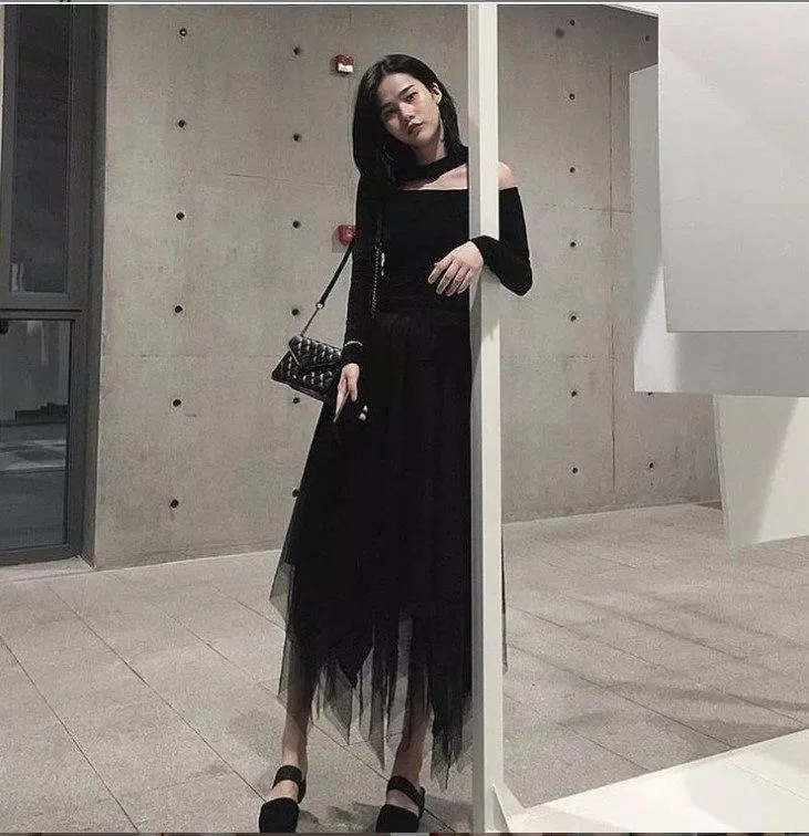 Cá tính với chân váy được cắt xẻ độc đáo (Nguồn: BlogAnChoi) Cá tính với chân váy được cắt xẻ độc đáo (Nguồn: BlogAnChoi)