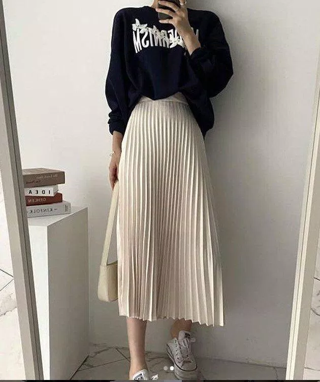 Váy xếp li đi kèm với áo sweater và một đôi giày trắng (Nguồn: BlogAnChoi) Váy xếp li đi kèm với áo sweater và một đôi giày trắng (Nguồn: BlogAnChoi)