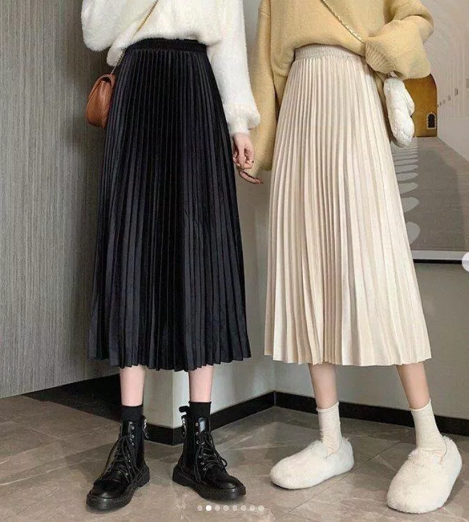 Chân váy xếp đi phối cùng áo len và boot (Nguồn: BlogAnChoi)