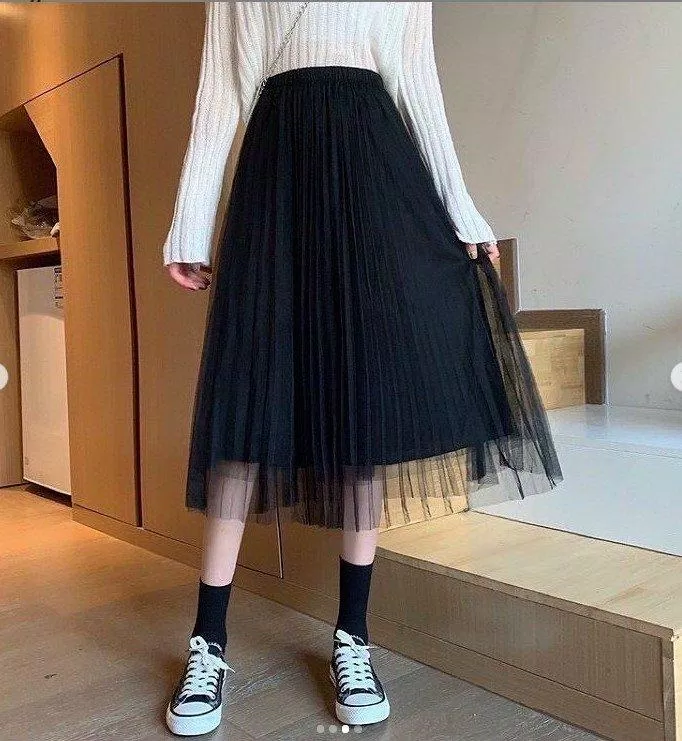 Năng động với chân váy xếp ly đen (Nguồn: BlogAnChoi) Năng động với chân váy xếp ly đen (Nguồn: BlogAnChoi)