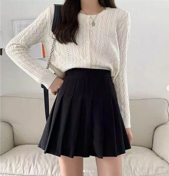 Chân váy đen và áo len trắng tạo sự cân đối (Nguồn: BlogAnChoi) Chân váy đen và áo len trắng tạo sự cân đối (Nguồn: BlogAnChoi)