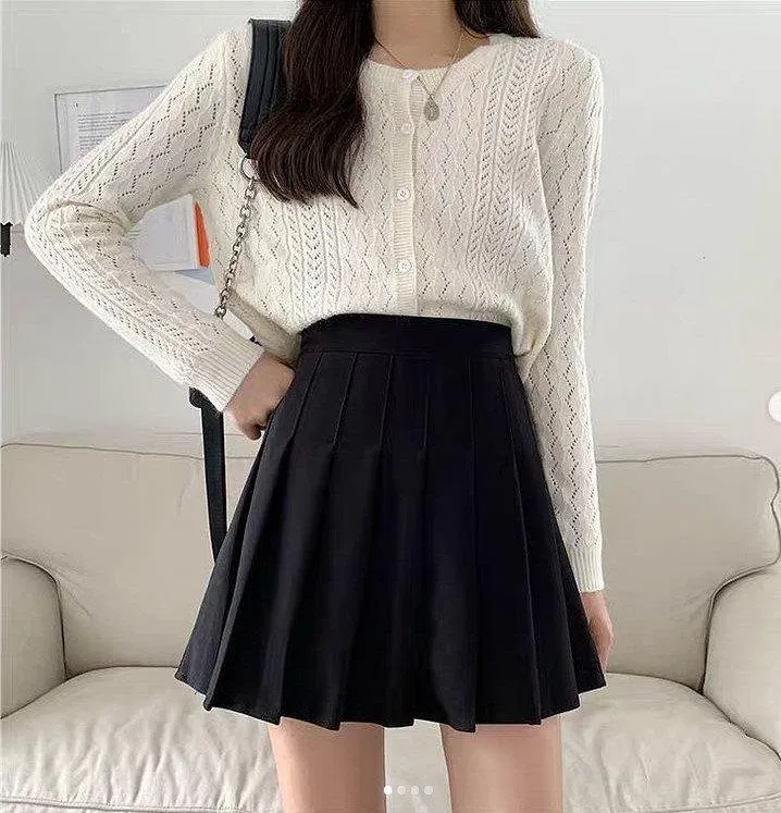 Chân váy đen và áo len trắng tạo sự cân đối (Nguồn: BlogAnChoi) Chân váy đen và áo len trắng tạo sự cân đối (Nguồn: BlogAnChoi)
