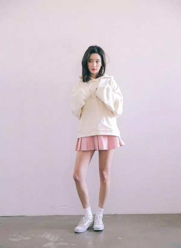 Nữ tính với chân váy xếp ly hồng và áo hoodie (Nguồn: Internet) Nữ tính với chân váy xếp ly hồng và áo hoodie (Nguồn: Internet)