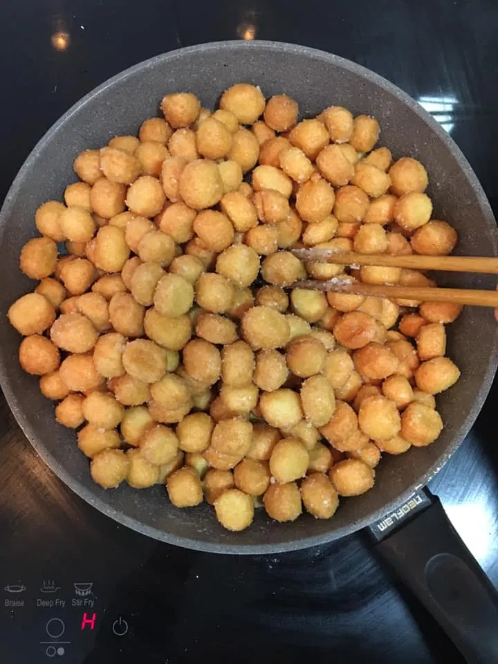 Bước 3: Làm lớp đường bao phủ ngoài bánh (Nguồn: Internet)