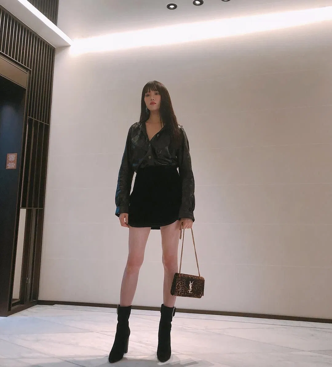 “Cô nàng cử tạ” Lee Sung Kyung khiến không ít dân tình phải ngỡ ngàng vì chiều cao vượt trội và đôi chân thon gọn của mình. (Nguồn: Internet) “Cô nàng cử tạ” Lee Sung Kyung khiến không ít dân tình phải ngỡ ngàng vì chiều cao vượt trội và đôi chân thon gọn của mình. (Nguồn: Internet)