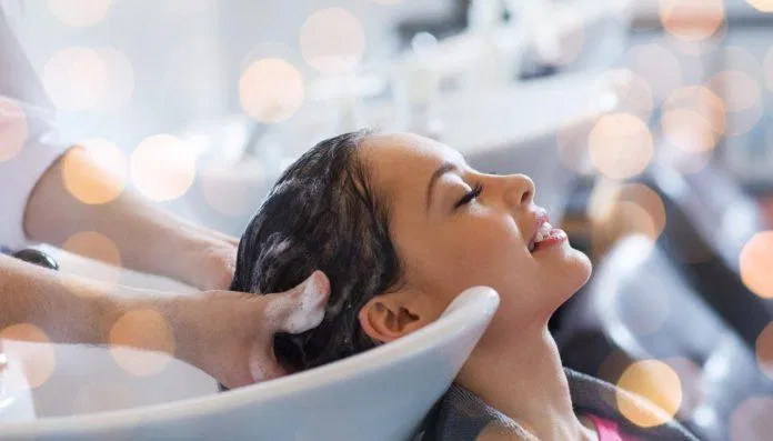 Các bạn nên lưu ý để ý những thông tin được in trên dầu gội đầu để tránh những sản phẩm có ảnh hưởng tiêu cực với tóc hư tổn (Nguồn: Internet).