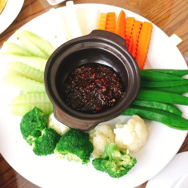 Mắm kho quẹt sẽ là món ăn người Quảng nghĩ đến đầu tiên vào những ngày mưa bão, không thể mua sắm thức ăn (Nguồn: Internet).