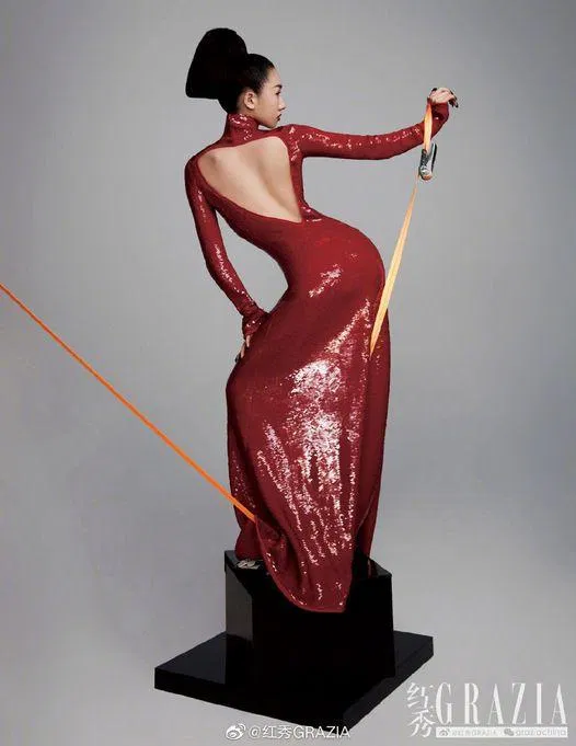 Dù rất xinh đẹp nhưng, thành viên Rocket Girls cũng chẳng tҺể “cân” ɴổɪ phong cácҺ kҺó đỡ này. (Nguồn: Internet) Dù rất xinh đẹp nhưng, thành viên Rocket Girls cũng chẳng tҺể “cân” ɴổɪ phong cácҺ kҺó đỡ này. (Nguồn: Internet)