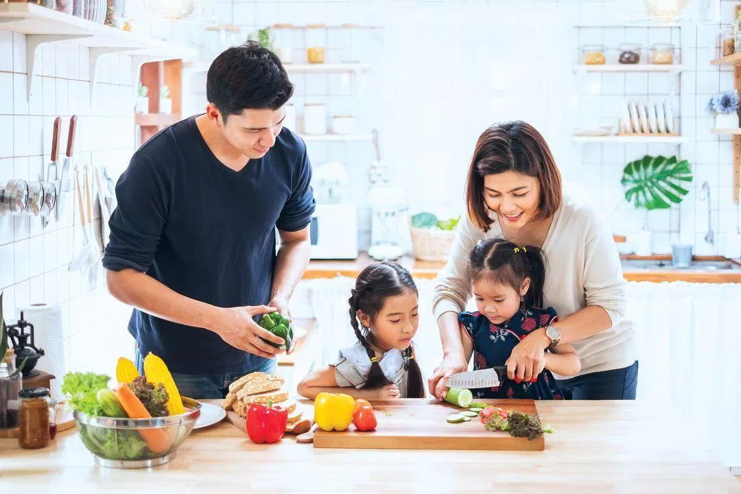 Nấu ăn cùng bố mẹ (Ảnh: Internet)