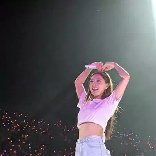 Nayeon tạo dáng xinh đẹp trước ống kinh của fan. (Nguồn Internet) Nayeon tạo dáng xinh đẹp trước ống kinh của fan. (Nguồn Internet)