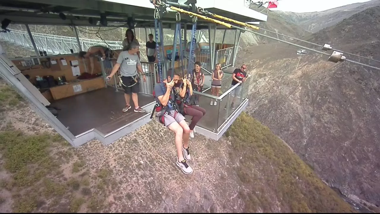 Nhảy xích đu Nevis Swing là một môn thể thao mạo hiểm bậc nhất thể giới, với độ cao 160m và tốc độ của xích đu có thể đến tận 120km/h. (Ảnh : Internet) Nhảy xích đu Nevis Swing là một môn thể thao mạo hiểm bậc nhất thể giới, với độ cao 160m và tốc độ của xích đu có thể đến tận 120km/h. (Ảnh : Internet)