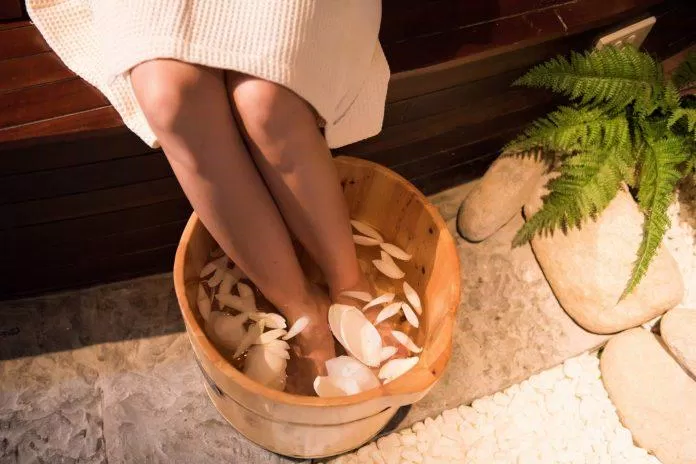 Ngâm chân nước ấm là cách đơn giản nhất để chăm sóc đôi chân của bạn. (Nguồn: Internet)