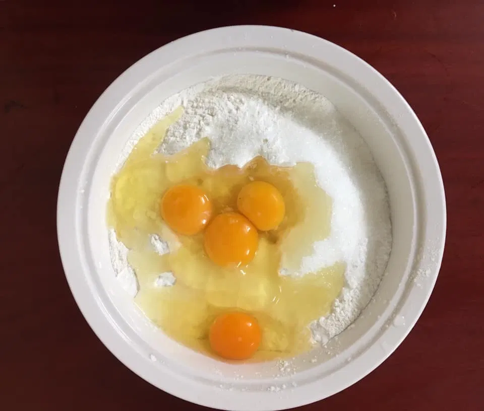 Bước 1 là làm bột bánh nhãn (Nguồn: Internet)