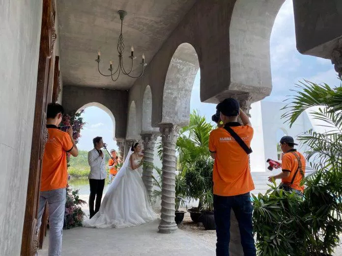 Nhân viên Aloha Studio luôn nhiệt tình, vui vẻ trong suốt buổi chụp (ảnh: internet)
