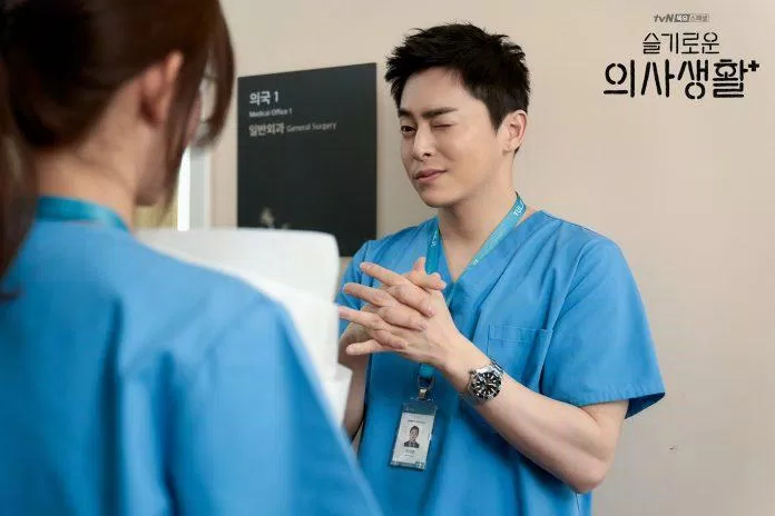Lee Ik Joon (Jo Jung Suk) trong drama Hospital Playlist (Những Bác Sĩ Tài Hoa). (Nguồn: Internet)