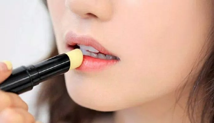 Son thỏi là loại son dưỡng phổ biến và tiện lợi nhất hiện nay. (Ảnh: Internet).