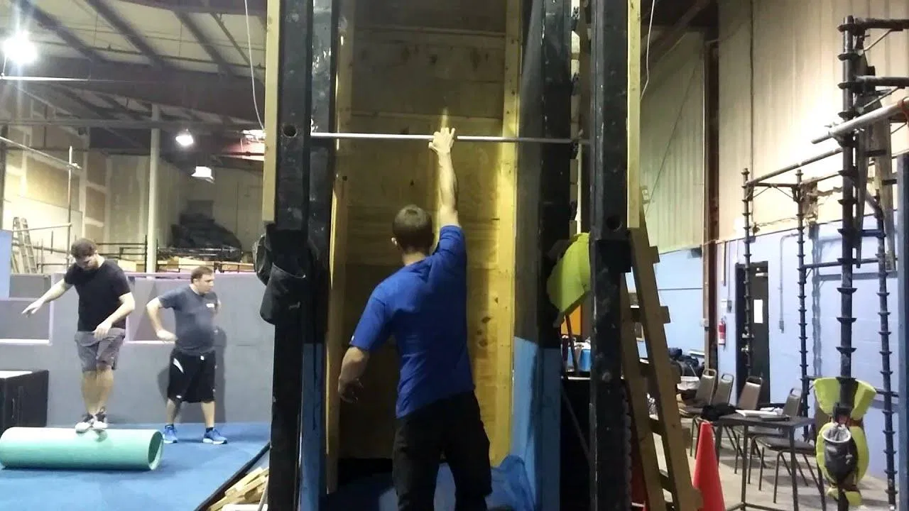 Leo bằng hai tay thì khá đơn giản, nhưng một tay lại là cả một kỳ công (Ảnh: Internet). Leo bằng hai tay thì khá đơn giản, nhưng một tay lại là cả một kỳ công (Ảnh: Internet).