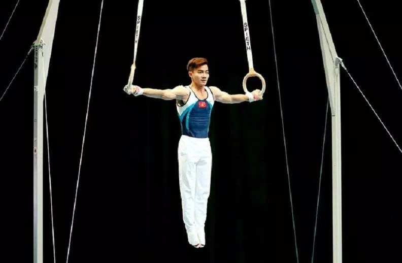 Iron cross phiên bản nâng cao cần phải có vòng treo mới tập được (Ảnh: Internet). Iron cross phiên bản nâng cao cần phải có vòng treo mới tập được (Ảnh: Internet).