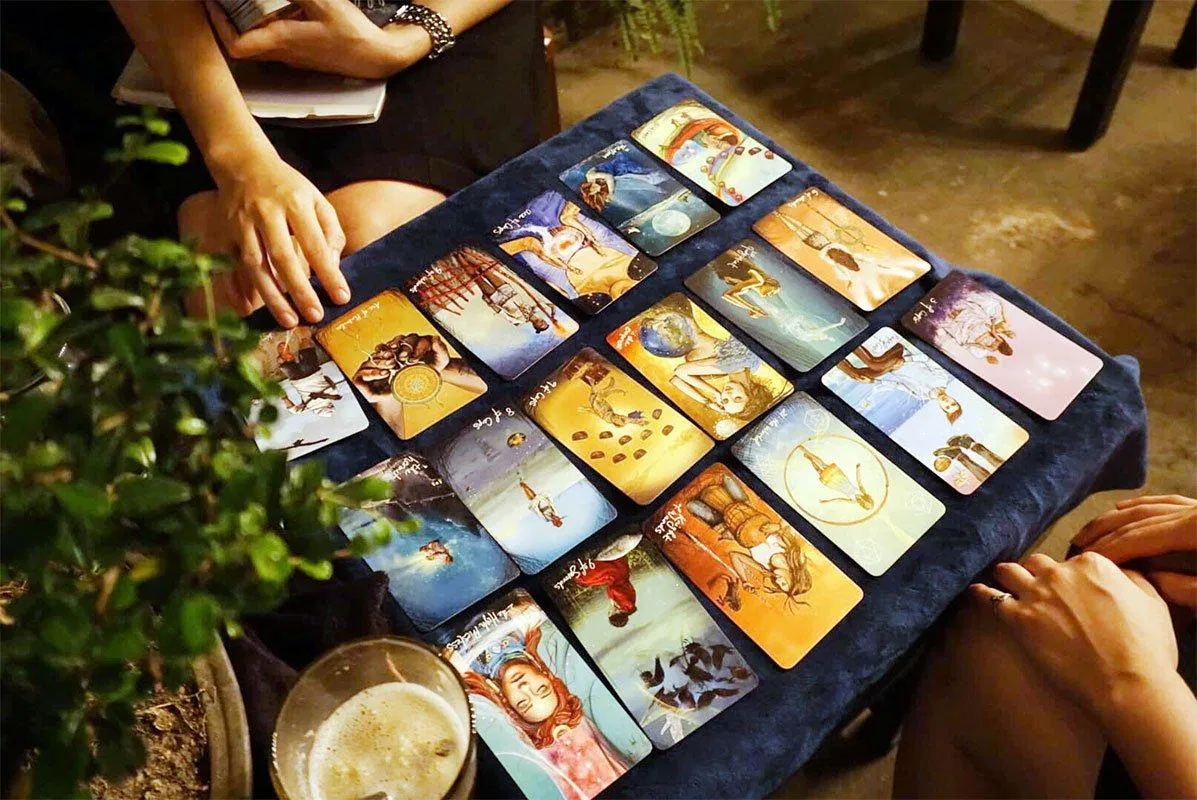 Bói bài Tarot rất được giới trẻ ngày nay ưa chuộng. (Ảnh: Internet)