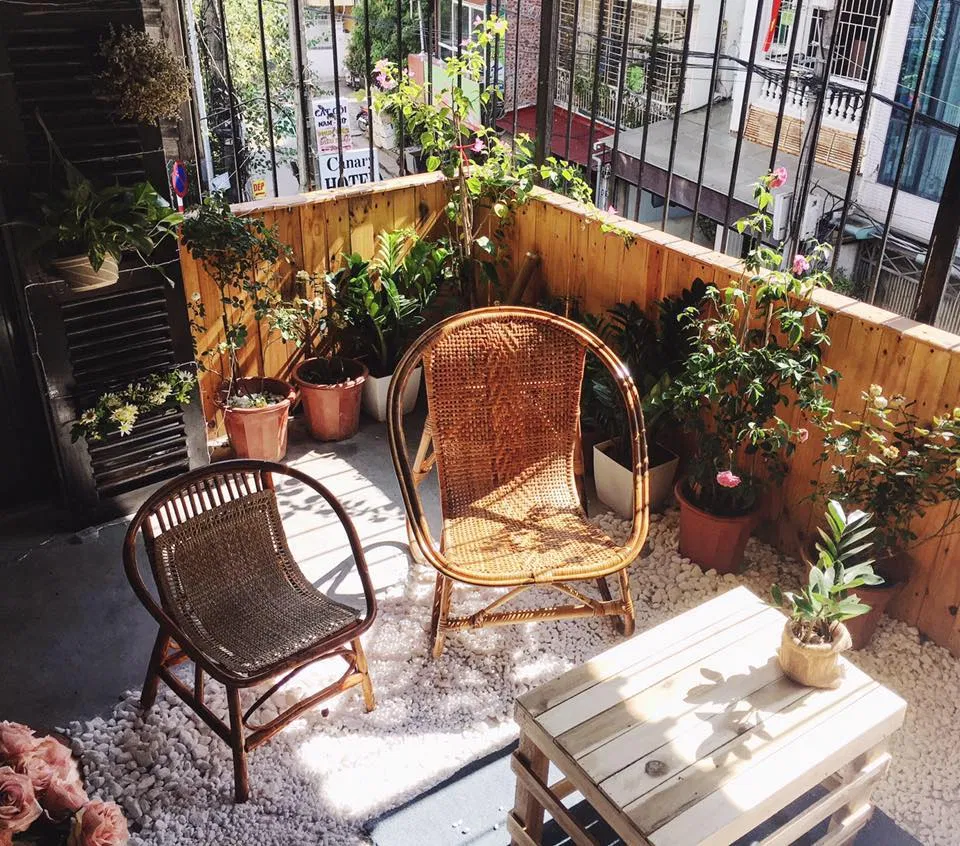 Quán có khu vực ngoài ban công giống khu vườn nhỏ rất đẹp. (Ảnh: Internet)