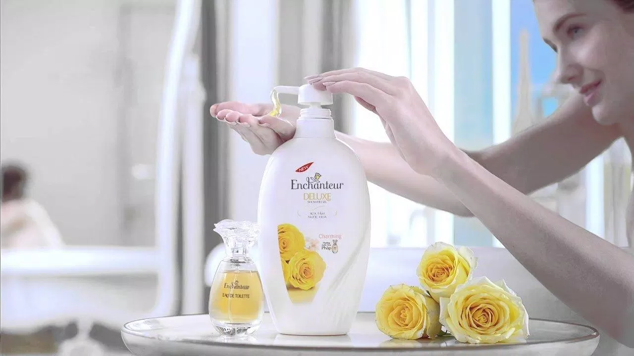 Sữa tắm Enchanteur Deluxe Perfumed Shower Gel nuôi dưỡng làn da mềm mại, thơm mát (ảnh: internet)