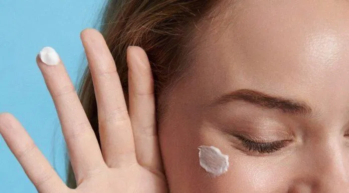 Bạn nên tuân thoe thứ tự sau skincare- kem chống nắng- trang điểm để kem chống nắng có tác dụng tốt nhất (Nguồn: Internet).