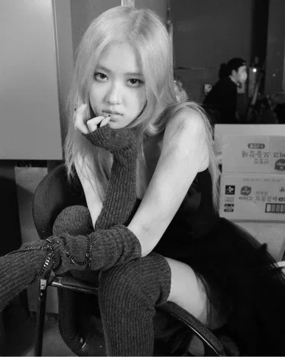 Rosé rất thích chia sẻ những bức ảnh đen trắng trên Instagram. (Nguồn: Instagram) Rosé rất thích chia sẻ những bức ảnh đen trắng trên Instagram. (Nguồn: Instagram)