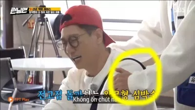 Yoo Jae Suk đã chủ động hỏi han tình hình và trực tiếp massgae cho người anh. (Ảnh : Internet).