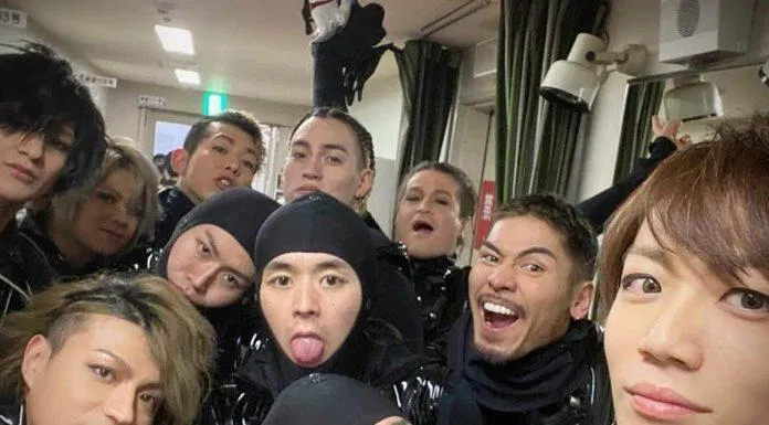 Shotaro (góc dưới bên trái) tại hậu trường của “KHAOS” tour. (Ảnh: @gackt/Instagram)