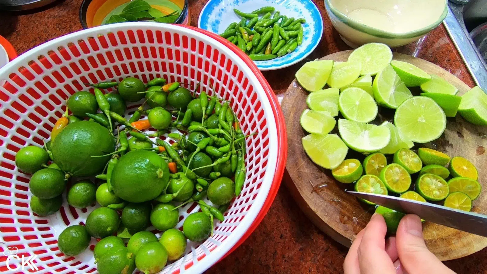 Sơ chế nguyên liệu làm muối ớt xanh (Nguồn: Internet)