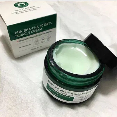 Kem dưỡng kết hợp Tea Tree Oil và AHA, BHA, PHA kết hợp tẩy tế bào chết và trị mụn ( Nguồn: internet)