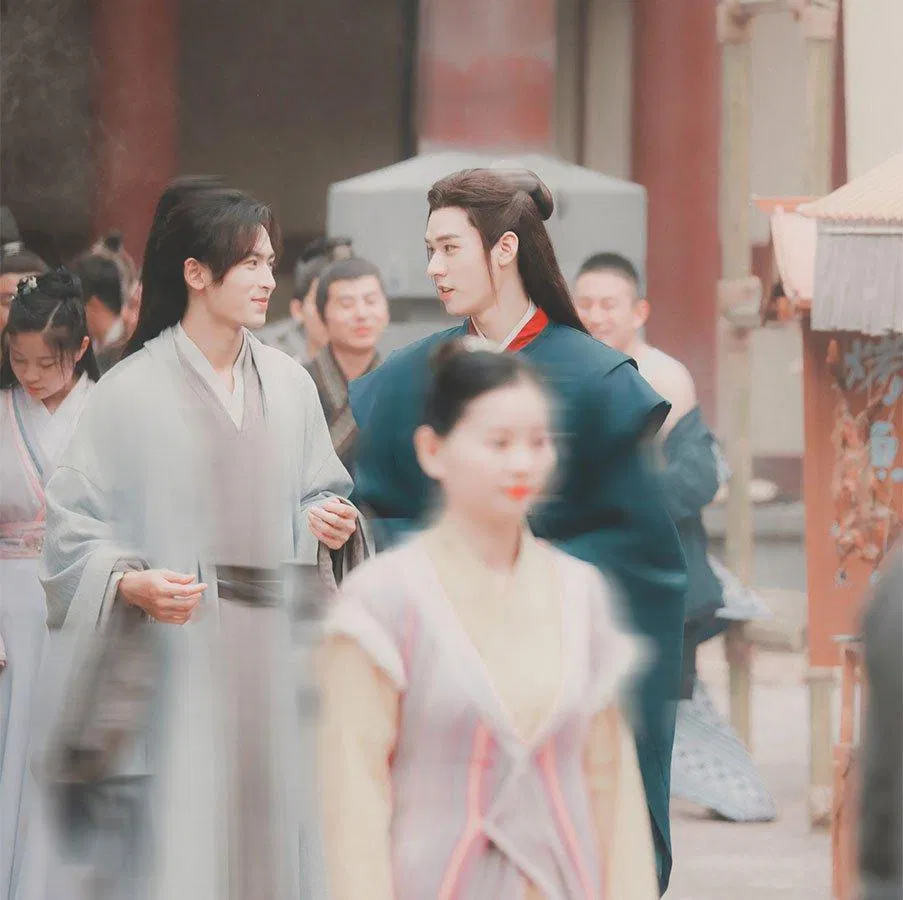 Đang quay phim mà 2 anh tâm sự say sưa quá đấy. (Ảnh: Internet)