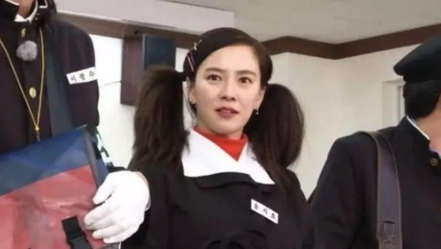 Song Ji Hyo hóa thân vào nữ sinh của những năm 80. (Ảnh : Internet)