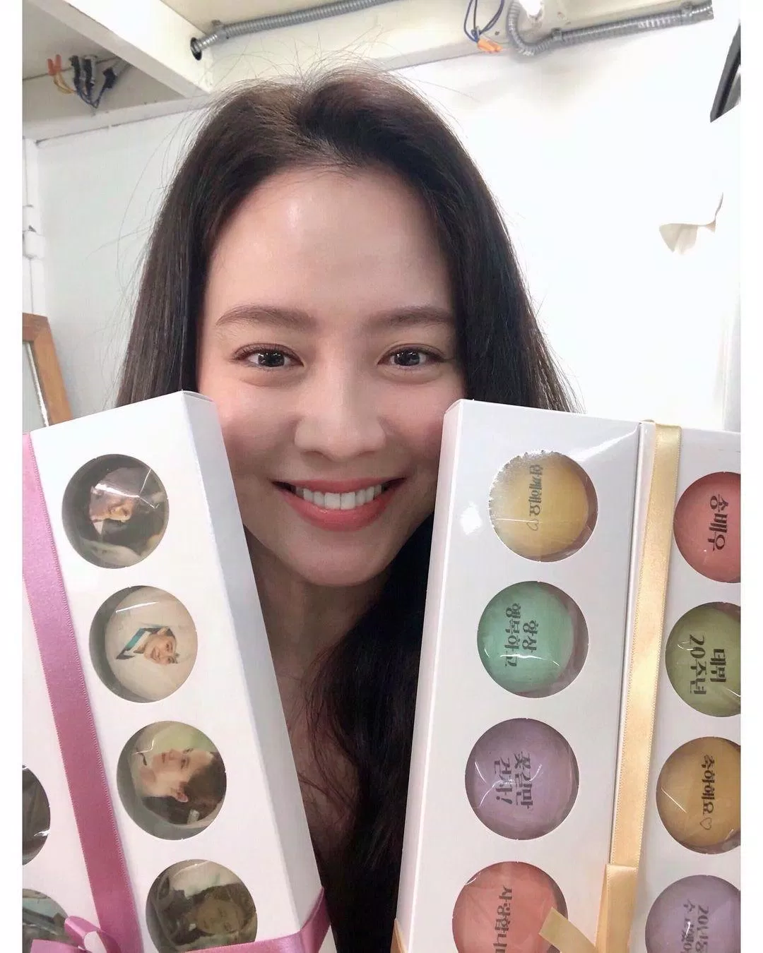 "Mợ ngố" hai tay cầm hai hộp bánh macaron. (Ảnh :Internet). "Mợ ngố" hai tay cầm hai hộp bánh macaron. (Ảnh :Internet).