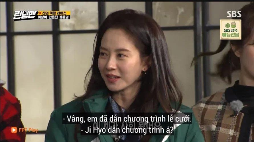 Song Ji Hyo xác nhận có làm người dẫn chương trình cho đám cưới của một nhà tạo tóc . (Ảnh: Internet). Song Ji Hyo xác nhận có làm người dẫn chương trình cho đám cưới của một nhà tạo tóc . (Ảnh: Internet).