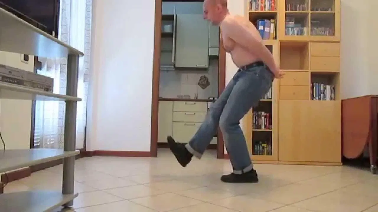 Vừa squat vừa để tay sau lưng sẽ tăng độ khó lên rất nhiều (Ảnh: Internet). Vừa squat vừa để tay sau lưng sẽ tăng độ khó lên rất nhiều (Ảnh: Internet).